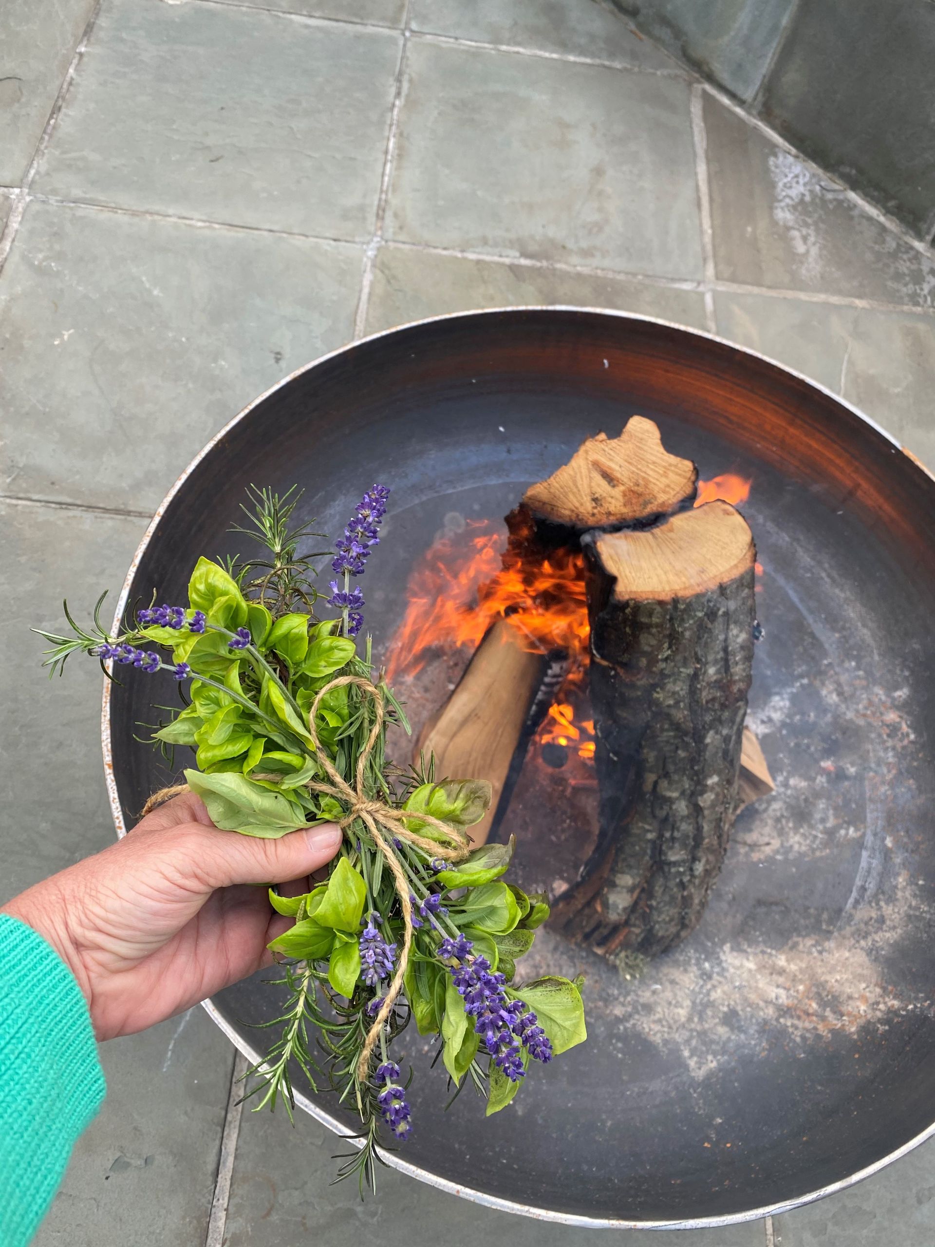 Add Aromatic Bundles To Your Next Fire